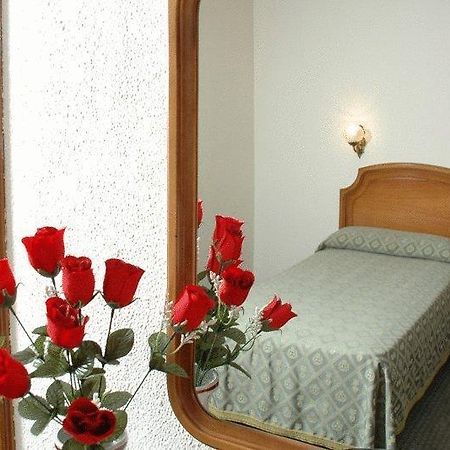 Senorial Hotel Мадрид Стая снимка