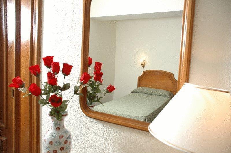 Senorial Hotel Мадрид Стая снимка